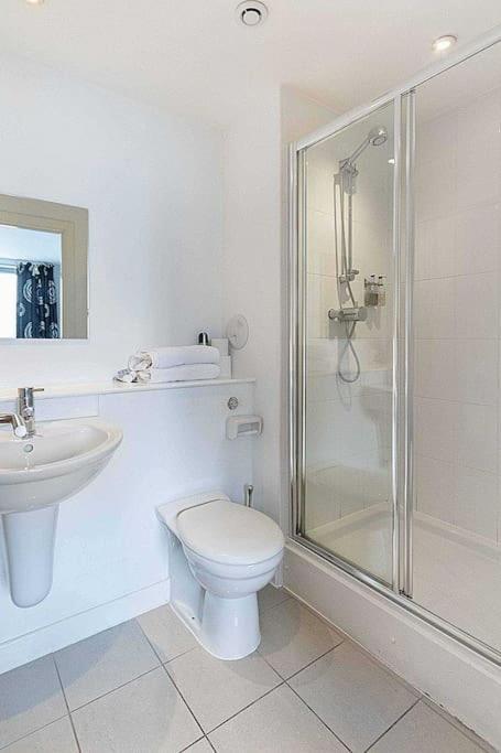 Modern 2 Bed Apartment With Stunning Seaside View Edimburgo Esterno foto